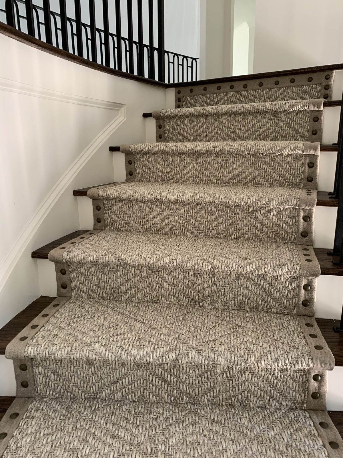 Neutral bound stair runner on a straight staircase